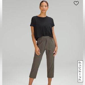 NWT lululemon pull on mid rise tapered leg crop 23 inches